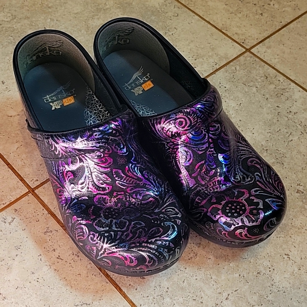 GORGEOUS Dansko XP 2.0 clogs